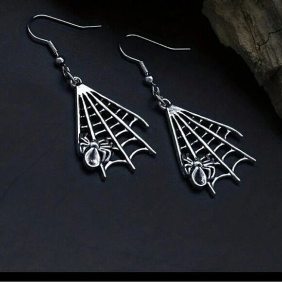 Goth Spiderweb Dangling Earrings, Spider, lightweight, Silver Color NWT - Picture 1 of 2